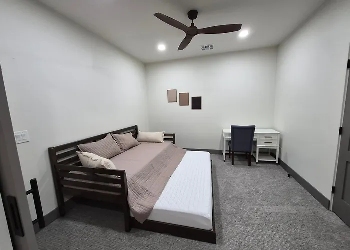 Beautiful Near Asu Families & Groups Welcome Holiday home
